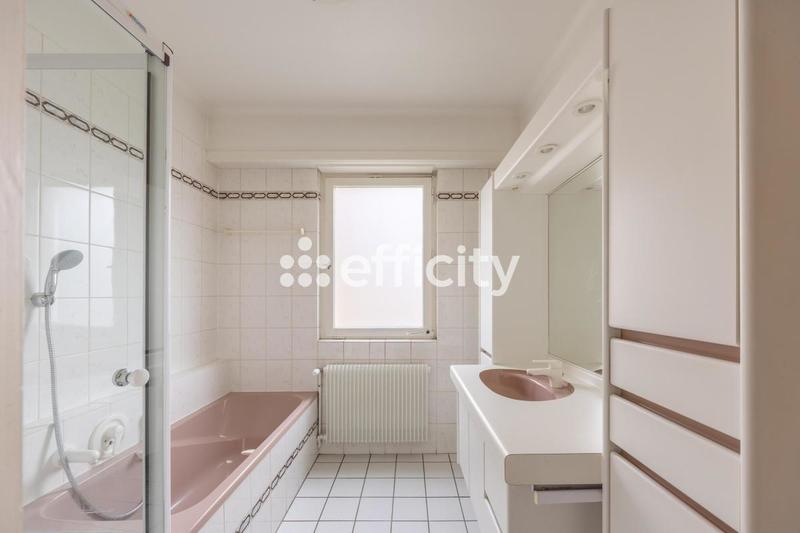 Maison - 288 m² - 9 pièces