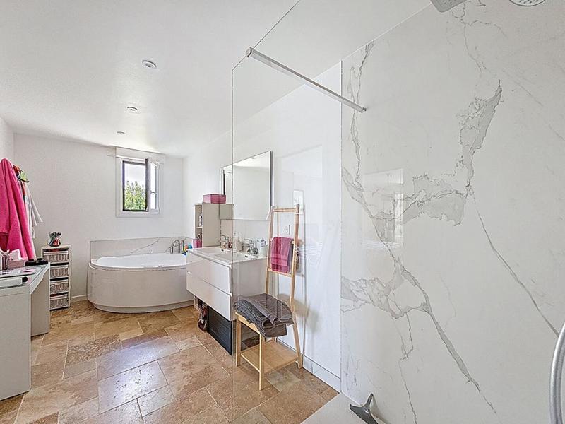 Maison - 260 m² - 10 pièces