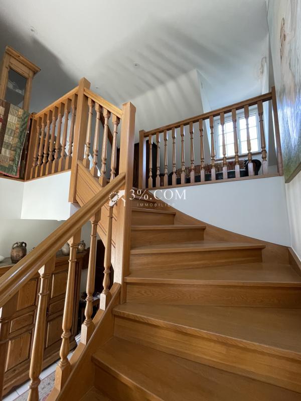 Propriété - 233 m² - 9 pièces