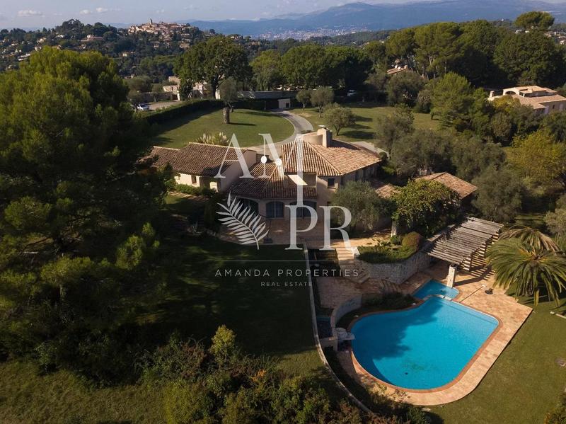 Maison - 385 m² - 9 pièces