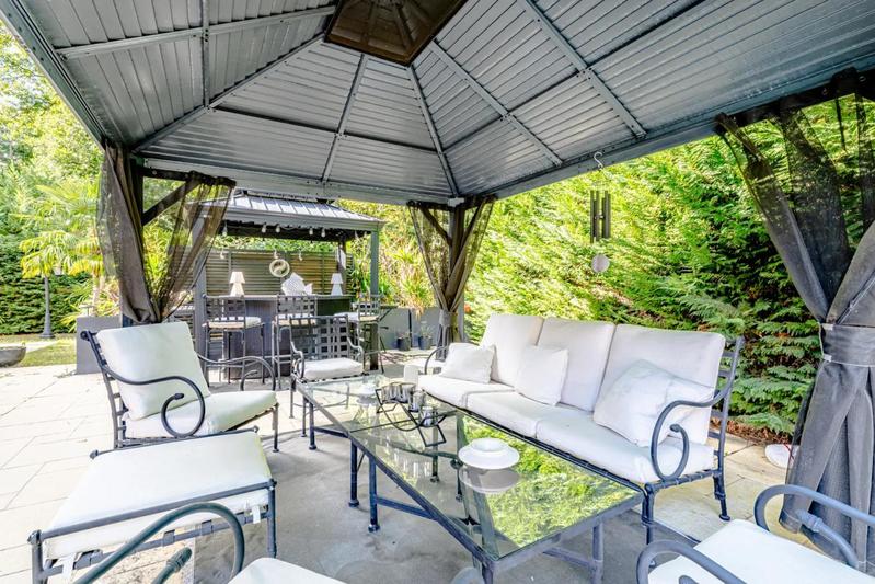 Propriété - 289 m² - 9 pièces