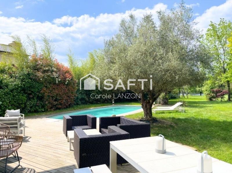 Maison - 217 m² - 8 pièces