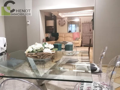 Propriété - 250 m² - 7 pièces