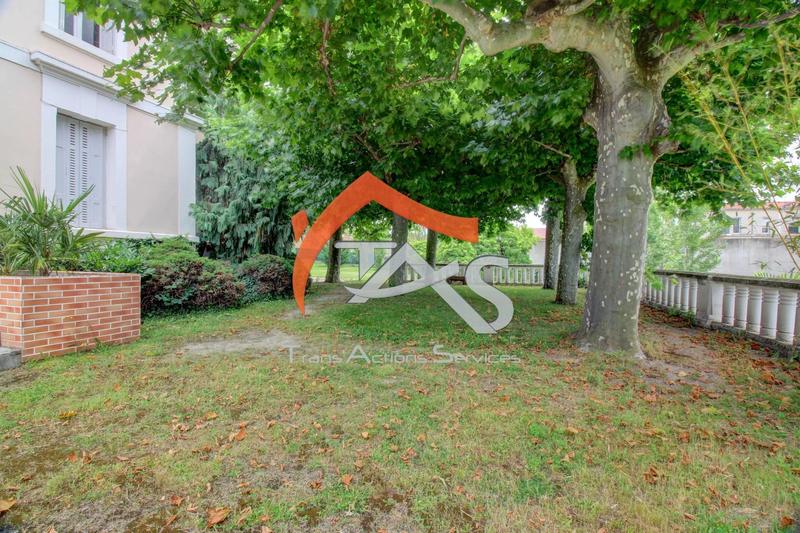 Maison - 374 m² - 10 pièces