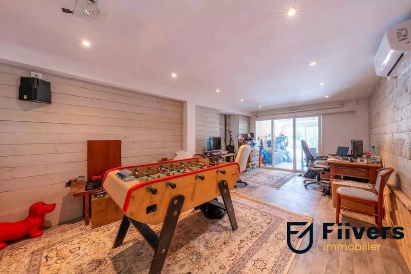 Maison - 239 m² - 8 pièces