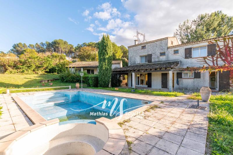 Maison - 258 m² - 8 pièces