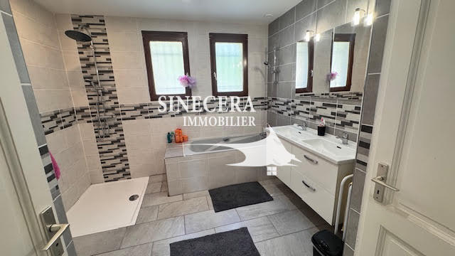 Villa - 198 m² - 10 pièces