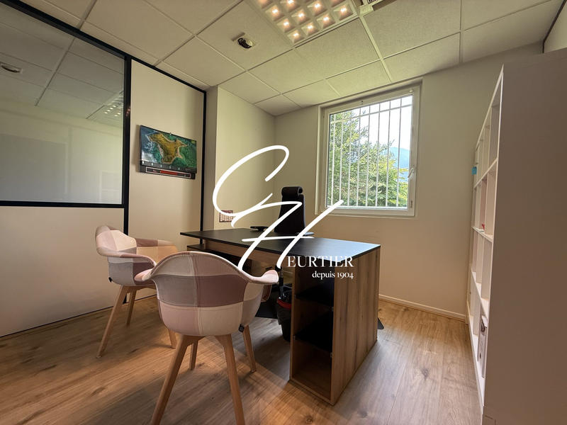 Local commercial - 334 m² - 14 pièces