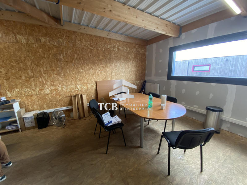 Local d'activités - 166 m²