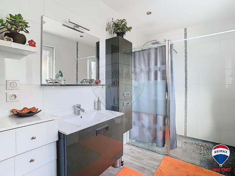 Maison - 220 m² - 6 pièces