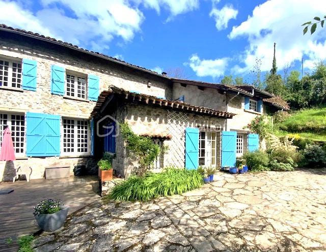 Demeure - 303 m² - 15 pièces