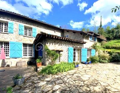 Demeure - 303 m² - 15 pièces