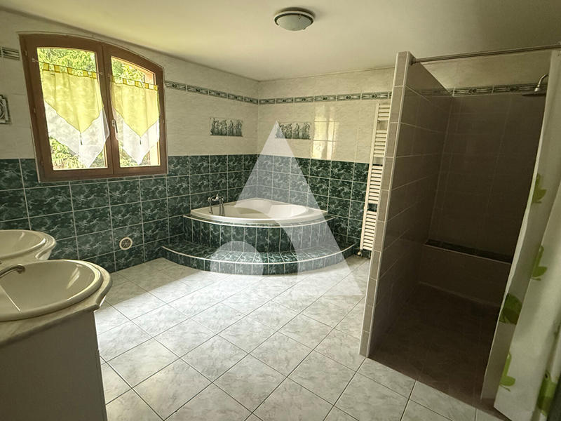 Maison - 222 m² - 7 pièces