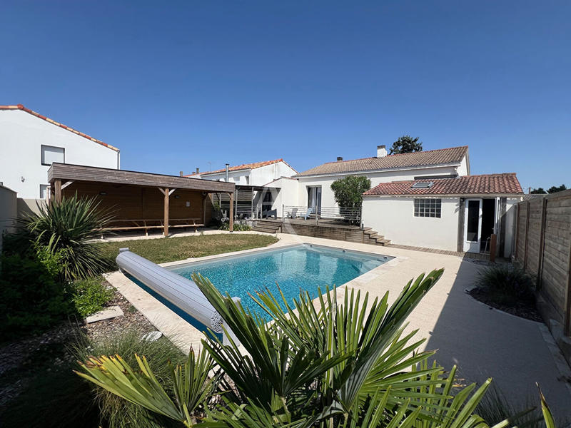 Maison - 168 m² - 9 pièces