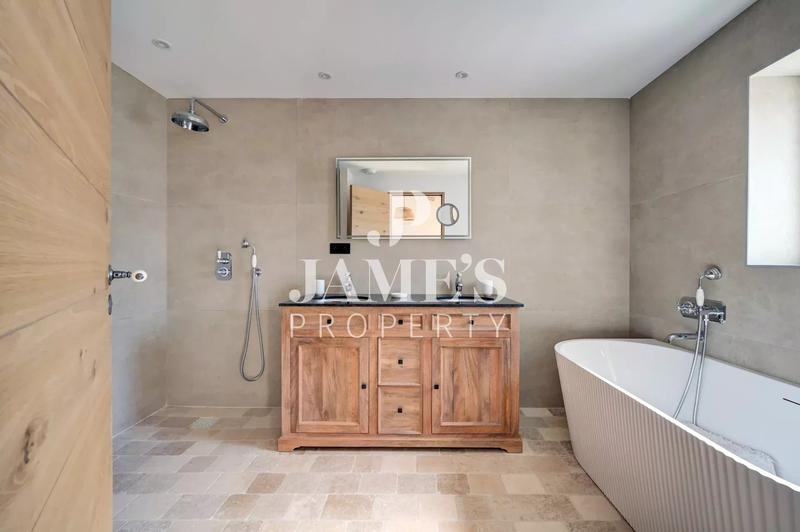 Maison - 250 m² - 5 pièces