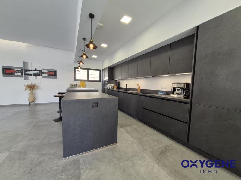 Maison - 232 m² - 6 pièces