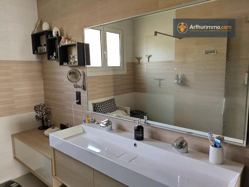 Maison - 235 m² - 8 pièces