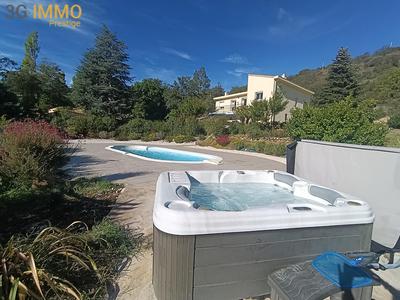 Villa - 247 m² - 8 pièces