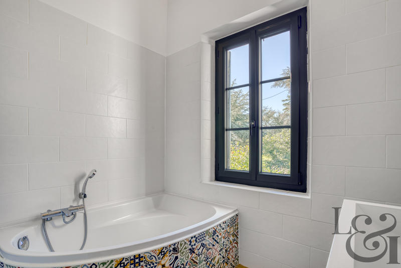 Maison - 250 m² - 13 pièces