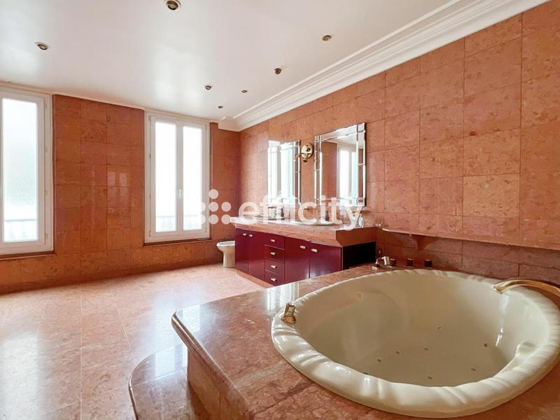 Maison - 270 m² - 11 pièces