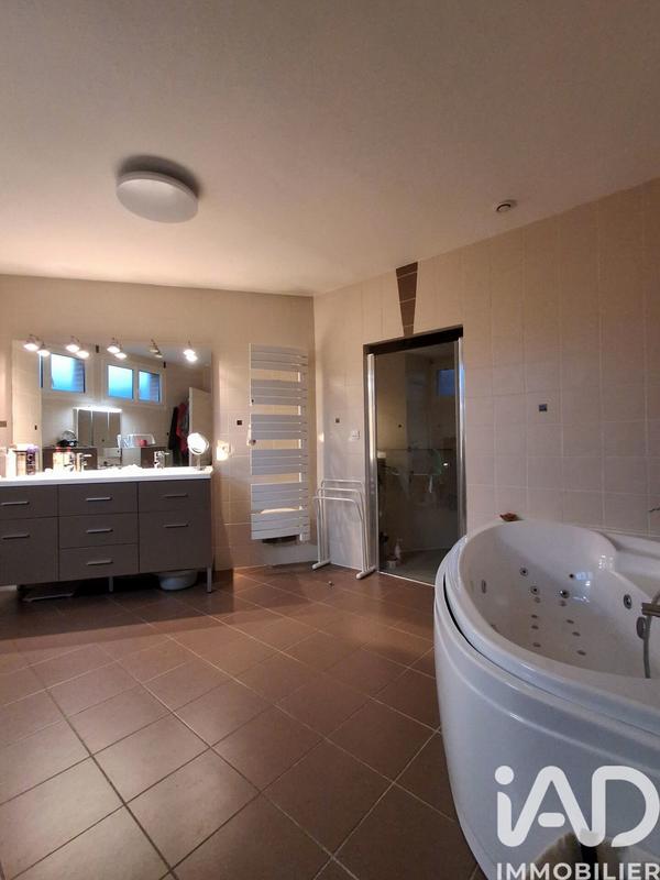 Maison - 210 m² - 6 pièces