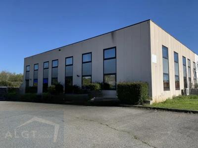 Local d'activités - 672 m²