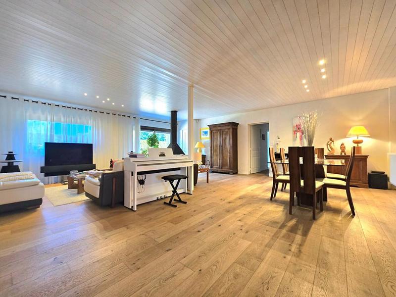 Maison - 220 m² - 9 pièces