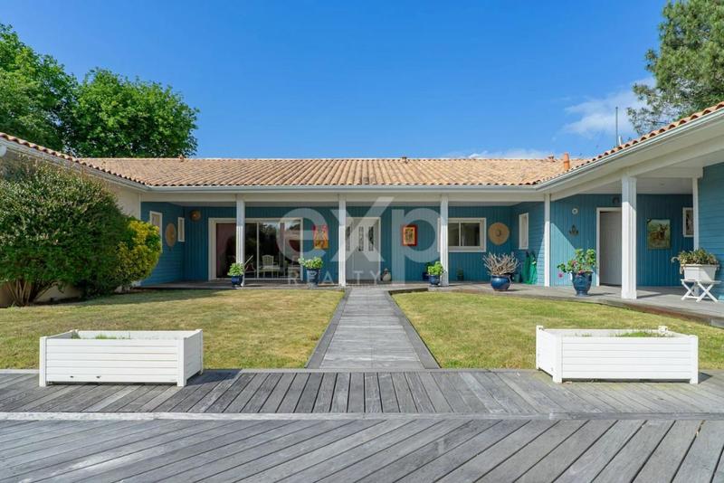 Maison - 295 m² - 12 pièces