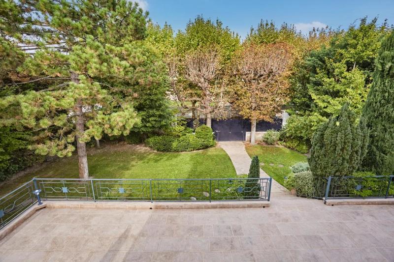 Maison - 400 m² - 10 pièces