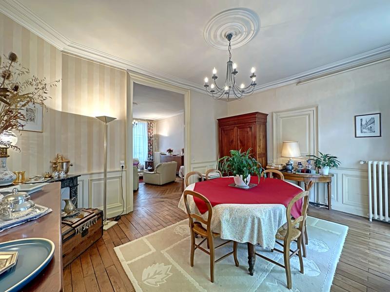 Maison - 239 m² - 8 pièces