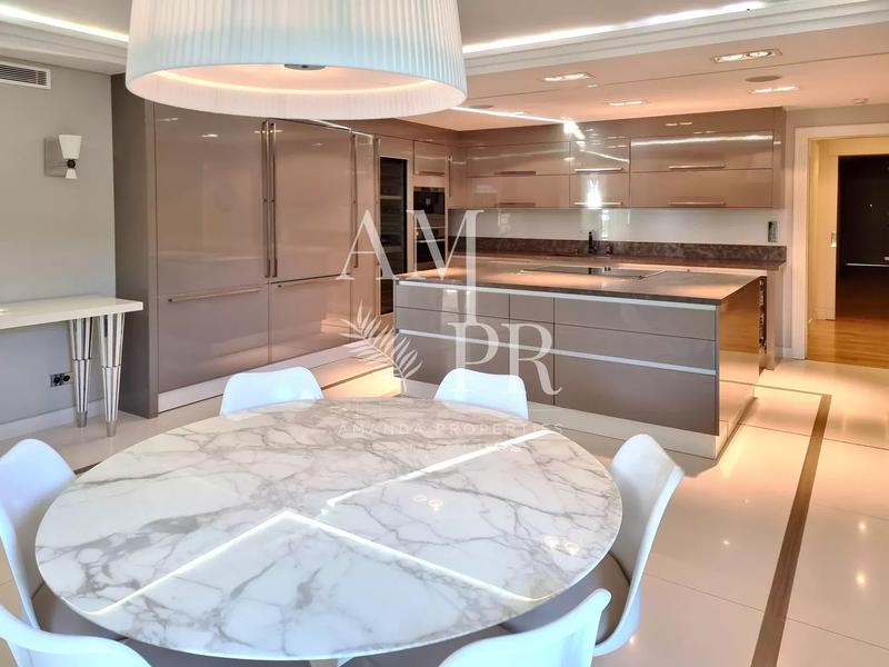 Appartement - 285 m² - 8 pièces