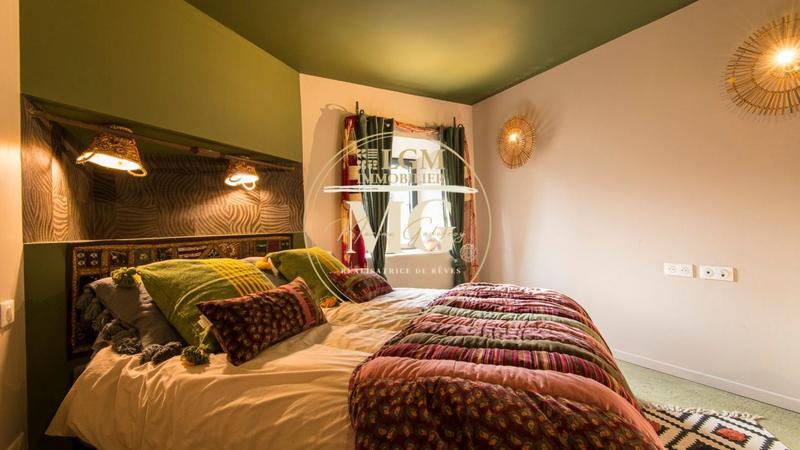 Maison - 1 046 m² - 29 pièces