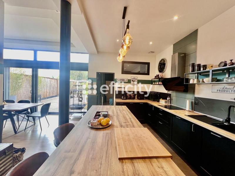 Maison - 247 m² - 10 pièces