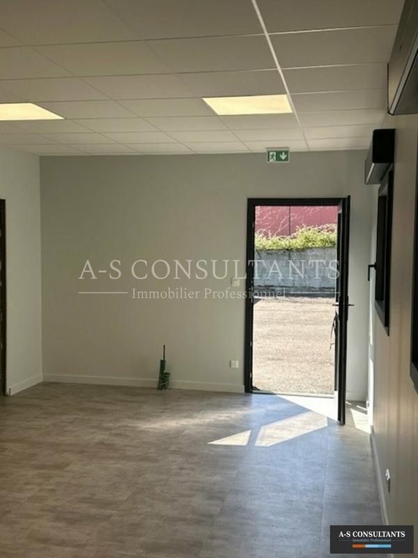 Local d'activité / Entrepôt - 240 m²