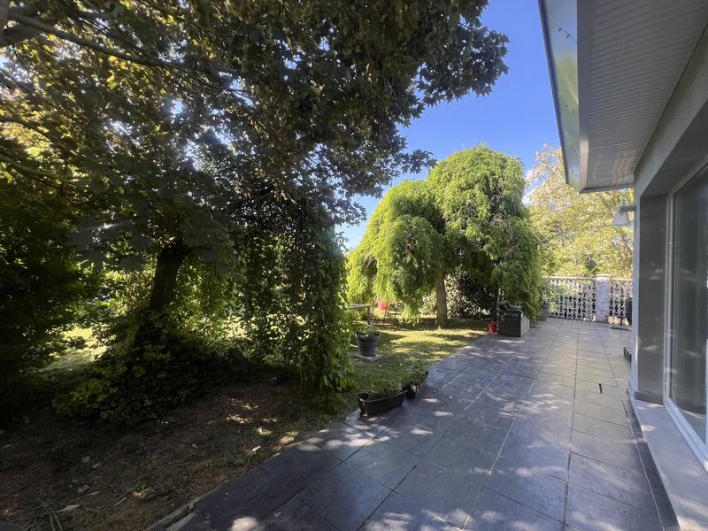 Maison - 250 m² - 6 pièces