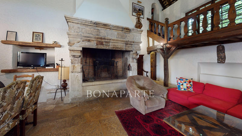 Maison - 1 140 m² - 35 pièces