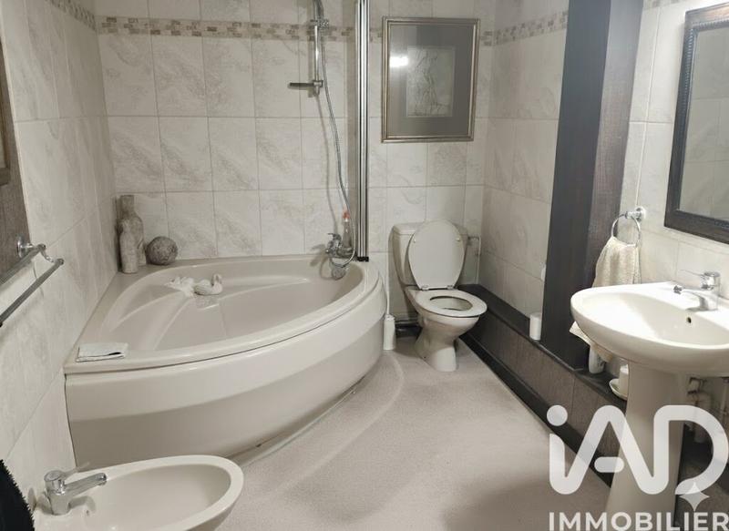 Maison - 230 m² - 10 pièces