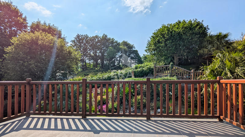 Maison - 225 m² - 9 pièces