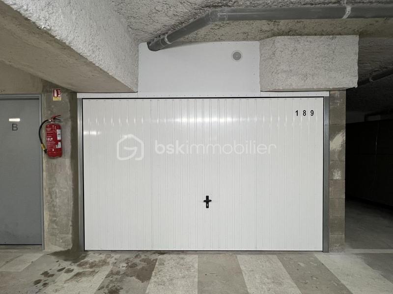 Parking / Garage - 167 m²