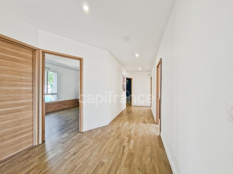 Maison - 240 m² - 6 pièces