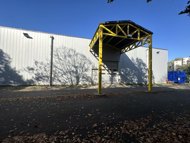 Local d'activités - 1 418 m² - 15 pièces
