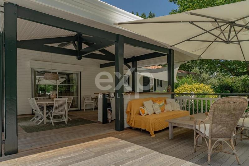 Propriété - 220 m² - 8 pièces