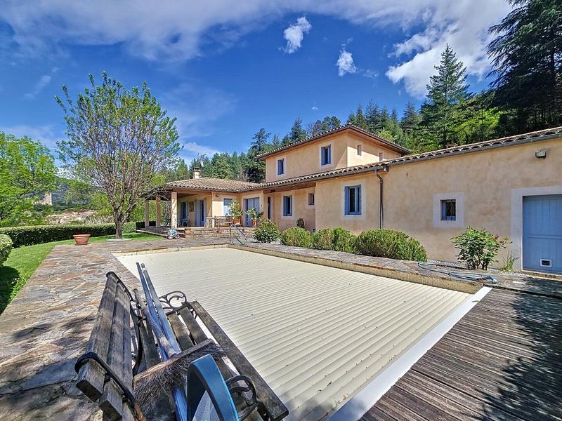 Villa - 214 m² - 6 pièces