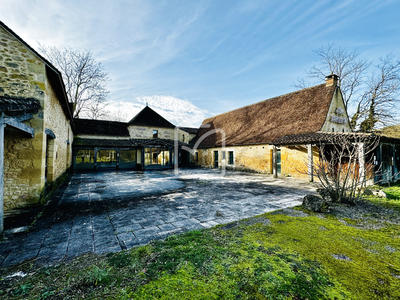 Propriété - 2 135 m² - 52 pièces