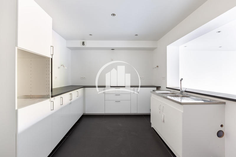 Maison - 250 m² - 6 pièces