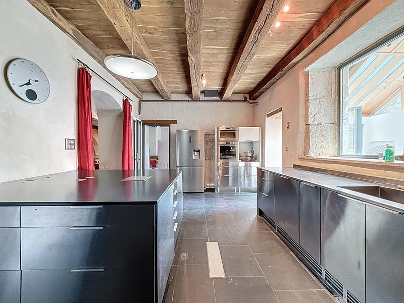 Propriété - 650 m² - 20 pièces