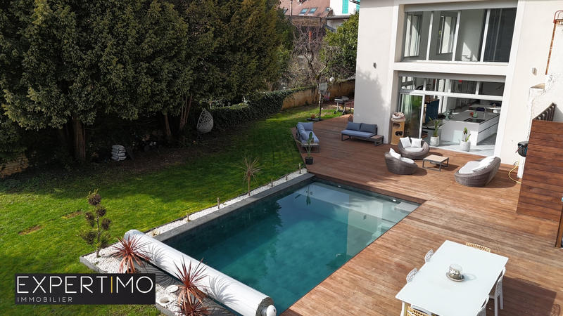 Maison - 241 m² - 6 pièces