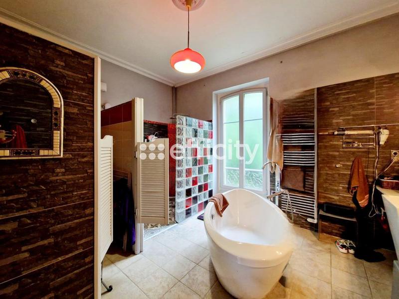 Maison - 335 m² - 12 pièces