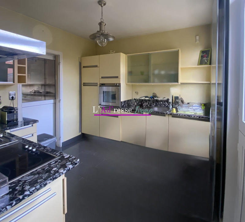 Maison - 241 m² - 10 pièces