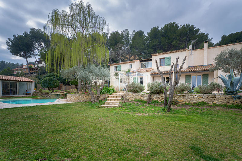 Maison - 241 m² - 6 pièces